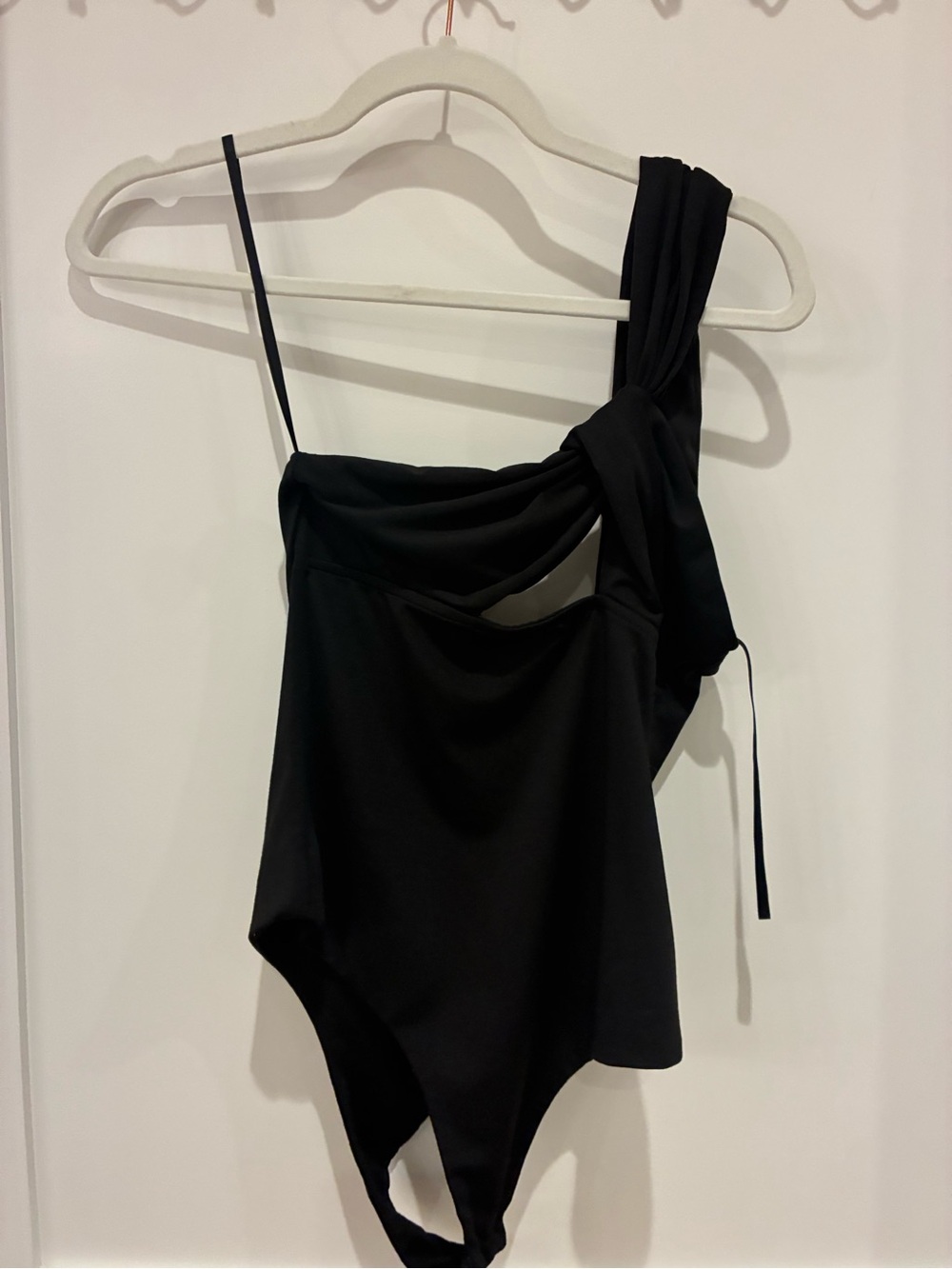 superdown Black One-Shoulder Knot Detail Bodysuit